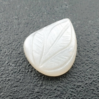 Kamień księżycowy biały kaboszon carving 17x14 mm nr 296
