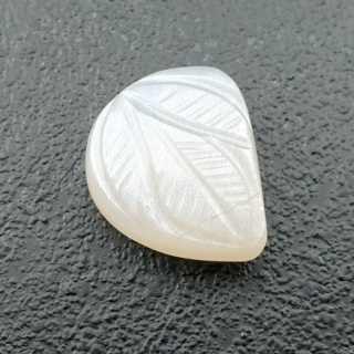 Kamień księżycowy biały kaboszon carving 17x14 mm nr 296