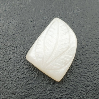 Kamień księżycowy biały kaboszon carving 17x14 mm nr 297
