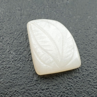 Kamień księżycowy biały kaboszon carving 17x14 mm nr 297