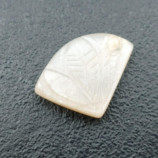 Kamień księżycowy biały kaboszon carving 17x15 mm nr 292