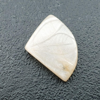 Kamień księżycowy biały kaboszon carving 17x15 mm nr 292