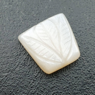 Kamień księżycowy biały kaboszon carving 17x16 mm nr 269