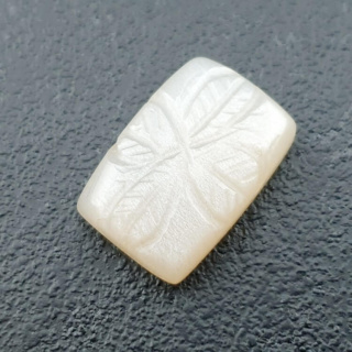 Kamień księżycowy biały kaboszon carving 18x13 mm nr 204