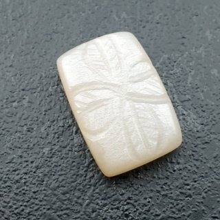 Kamień księżycowy biały kaboszon carving 18x13 mm nr 204