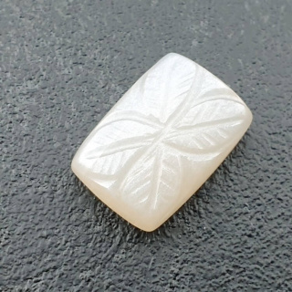 Kamień księżycowy biały kaboszon carving 18x13 mm nr 206