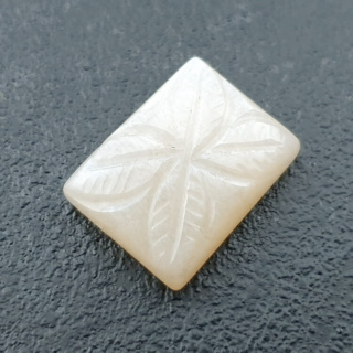 Kamień księżycowy biały kaboszon carving 18x13 mm nr 248
