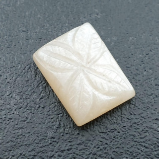 Kamień księżycowy biały kaboszon carving 18x13 mm nr 248