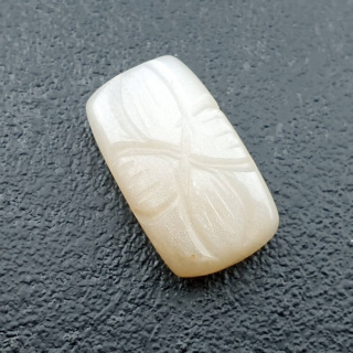 Kamień księżycowy biały kaboszon carving 19x11 mm nr 294