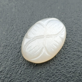 Kamień księżycowy biały kaboszon carving 19x13 mm nr 280