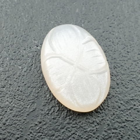 Kamień księżycowy biały kaboszon carving 19x13 mm nr 280 Kamień księżycowy biały kaboszon carving 19x13 mm nr 280
