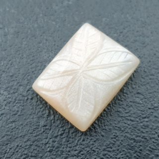 Kamień księżycowy biały kaboszon carving 19x14 mm nr 225