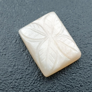 Kamień księżycowy biały kaboszon carving 19x14 mm nr 225