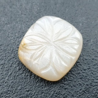 Kamień księżycowy biały kaboszon carving 19x18 mm nr 211
