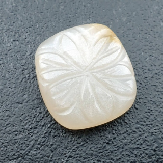 Kamień księżycowy biały kaboszon carving 19x18 mm nr 211