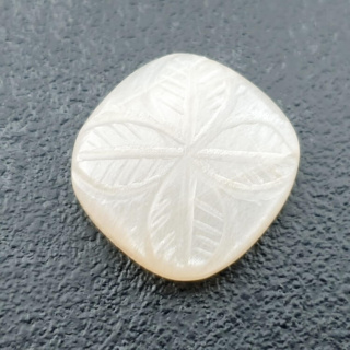 Kamień księżycowy biały kaboszon carving 19x18 mm nr 213