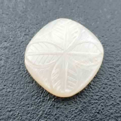 Kamień księżycowy biały kaboszon carving 19x18 mm nr 213 Kamień księżycowy biały kaboszon carving 19x18 mm nr 213
