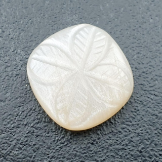Kamień księżycowy biały kaboszon carving 19x18 mm nr 213