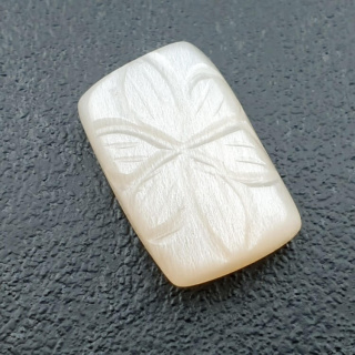 Kamień księżycowy biały kaboszon carving 20x13 mm nr 214