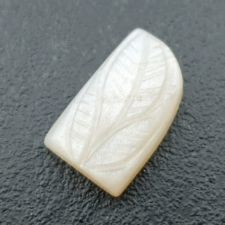 Kamień księżycowy biały kaboszon carving 20x13 mm nr 267