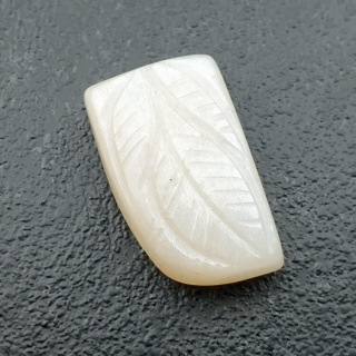 Kamień księżycowy biały kaboszon carving 20x13 mm nr 267