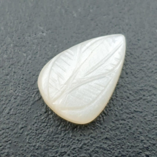 Kamień księżycowy biały kaboszon carving 20x14 mm nr 291