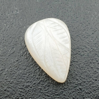 Kamień księżycowy biały kaboszon carving 20x14 mm nr 291