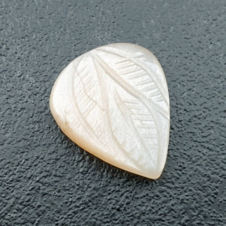 Kamień księżycowy biały kaboszon carving 20x16 mm nr 295