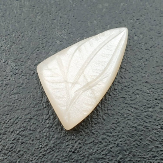 Kamień księżycowy biały kaboszon carving 21x15 mm nr 242