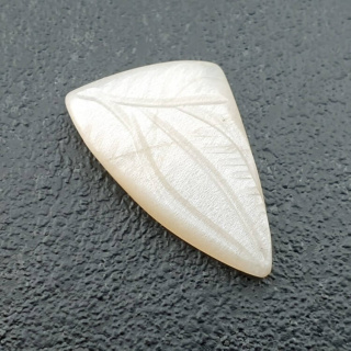 Kamień księżycowy biały kaboszon carving 21x15 mm nr 242