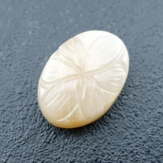 Kamień księżycowy biały kaboszon carving 21x15 mm nr 243