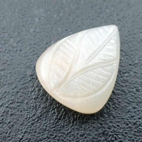 Kamień księżycowy biały kaboszon carving 21x17 mm nr 216 Kamień księżycowy biały kaboszon carving 21x17 mm nr 216