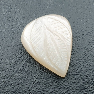 Kamień księżycowy biały kaboszon carving 21x17 mm nr 251