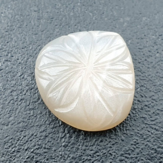 Kamień księżycowy biały kaboszon carving 21x20 mm nr 276