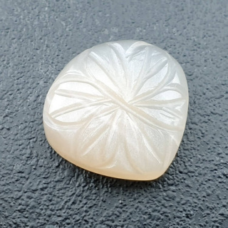 Kamień księżycowy biały kaboszon carving 21x20 mm nr 276