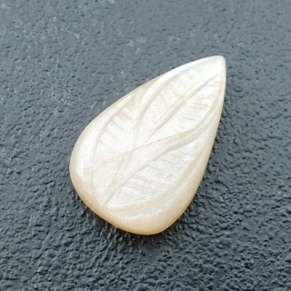 Kamień księżycowy biały kaboszon carving 22x14 mm nr 223