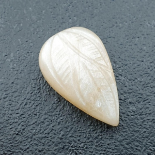 Kamień księżycowy biały kaboszon carving 22x14 mm nr 223