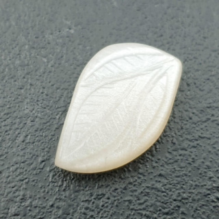 Kamień księżycowy biały kaboszon carving 22x14 mm nr 232