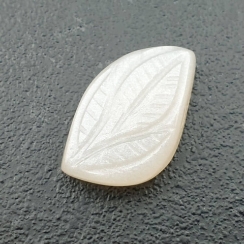Kamień księżycowy biały kaboszon carving 22x14 mm nr 232 Kamień księżycowy biały kaboszon carving 22x14 mm nr 232