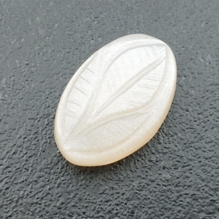 Kamień księżycowy biały kaboszon carving 22x14 mm nr 289