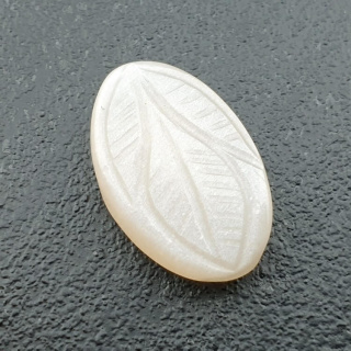 Kamień księżycowy biały kaboszon carving 22x14 mm nr 289