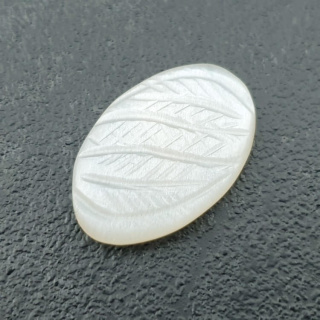 Kamień księżycowy biały kaboszon carving 22x15 mm nr 279
