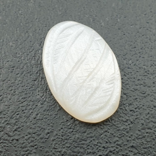 Kamień księżycowy biały kaboszon carving 22x15 mm nr 279