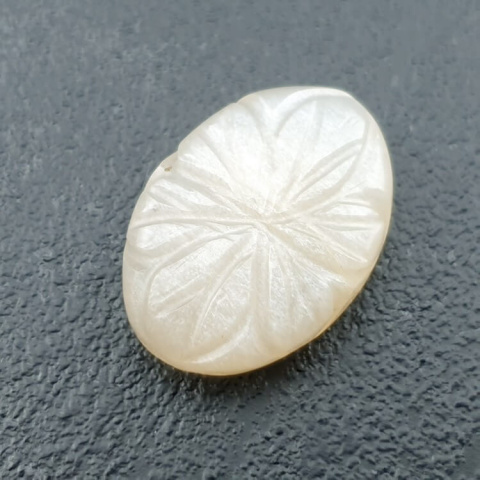 Kamień księżycowy biały kaboszon carving 22x15 mm nr 285 Kamień księżycowy biały kaboszon carving 22x15 mm nr 285
