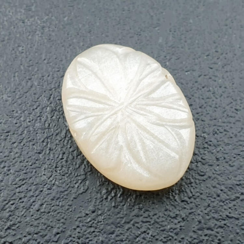 Kamień księżycowy biały kaboszon carving 22x15 mm nr 285 Kamień księżycowy biały kaboszon carving 22x15 mm nr 285
