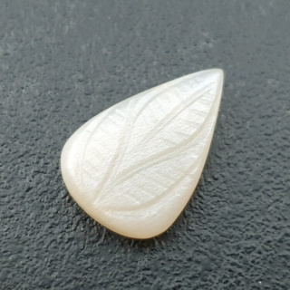 Kamień księżycowy biały kaboszon carving 22x15 mm nr 293