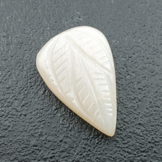Kamień księżycowy biały kaboszon carving 22x15 mm nr 293