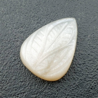 Kamień księżycowy biały kaboszon carving 22x16 mm nr 272