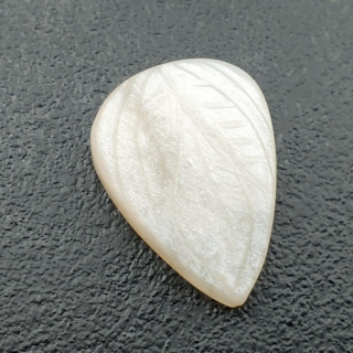 Kamień księżycowy biały kaboszon carving 22x16 mm nr 272