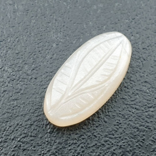 Kamień księżycowy biały kaboszon carving 23x11 mm nr 226